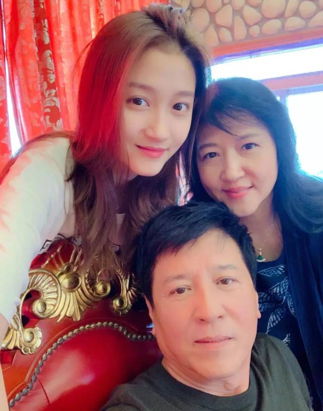 关晓彤罕见晒全家福欢度中秋,和父母同框一家人都是高颜值