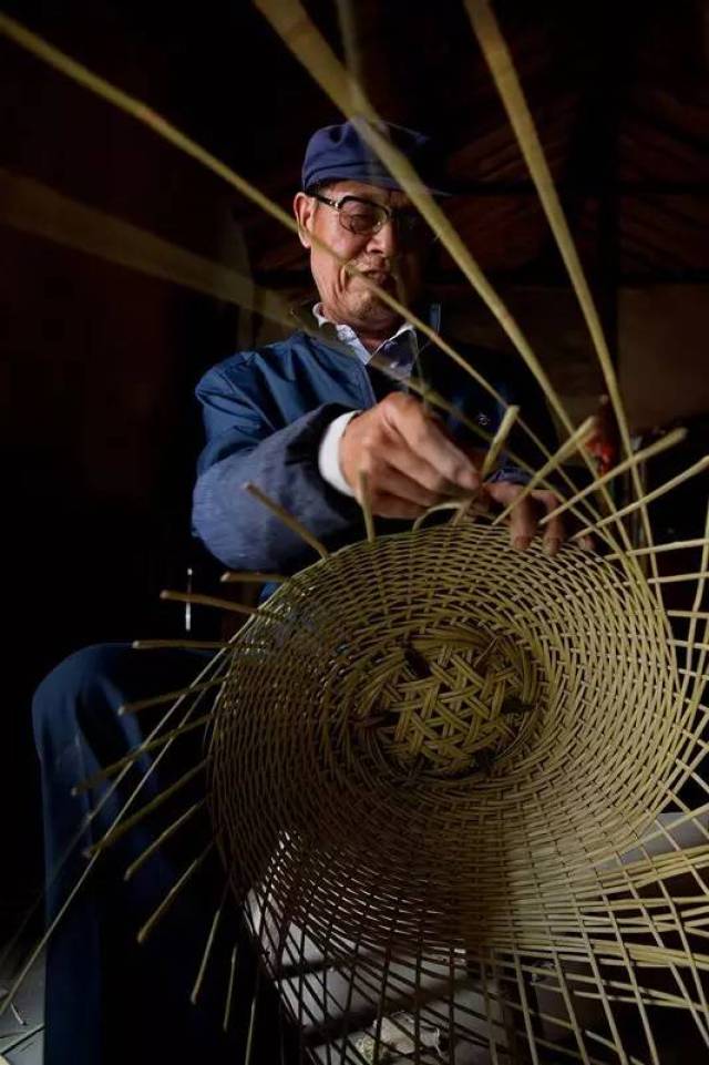 匠人匠心 | 他用一组照片,记录了全村"最后"的手艺人