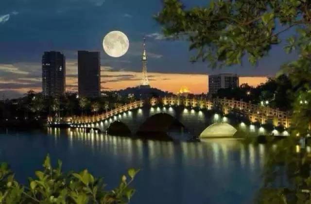 1/8 中秋之夜,一家几口或与好友相约湖畔,先沿着环湖绿道漫步,看月亮