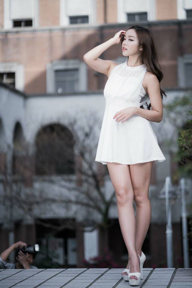 时尚白连衣裙长腿美女, 裸足高跟鞋性感穿搭淑女韵味