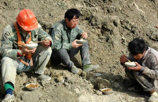 健身房里的肌肉男与工地上民工比肌肉为何他们肌肉块这么大