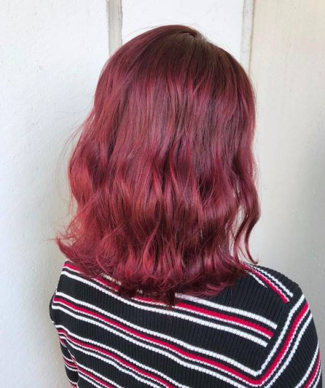 红色系也是显白利器,而且会显得头发质感很好.