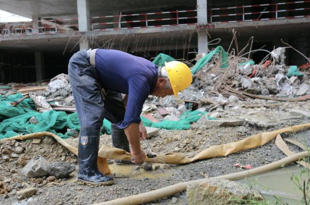 这个中秋不觉得孤单 今年 60 岁的张龙举是一名实实在在的工地工人