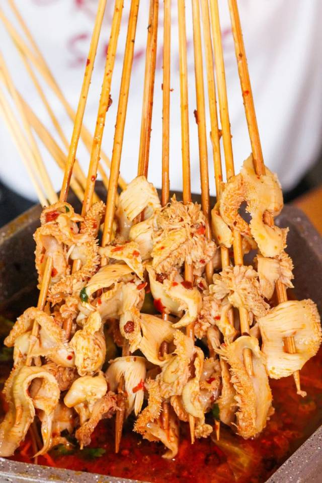 搭配好的串串锅里面有10个毛肚串,毛肚的大小正合适,一口一片吃着很