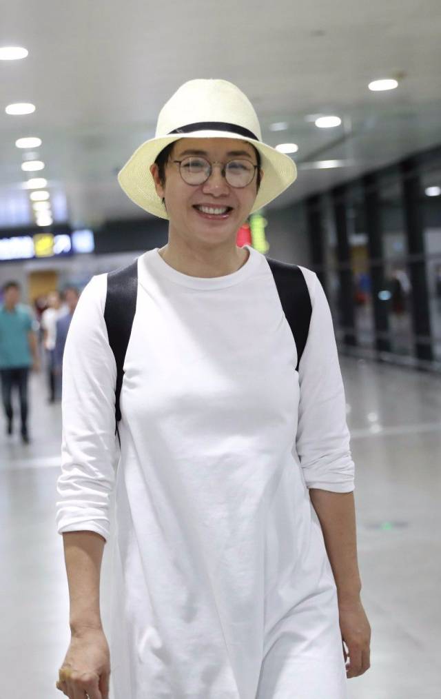 蒋雯丽素颜现身,上了年纪,身材大不如前