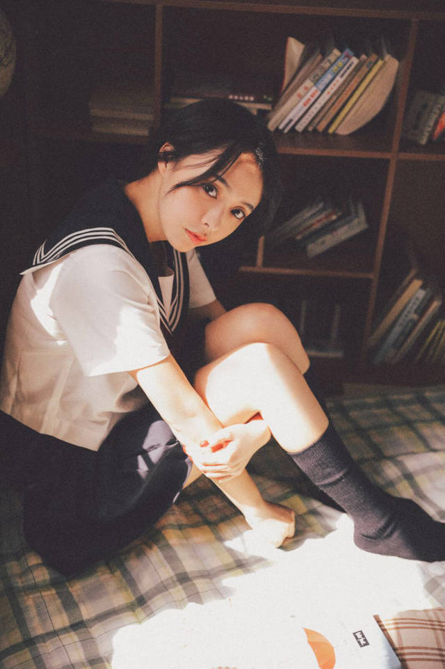 余心恬校服写真来袭 清纯俏丽少女感爆棚