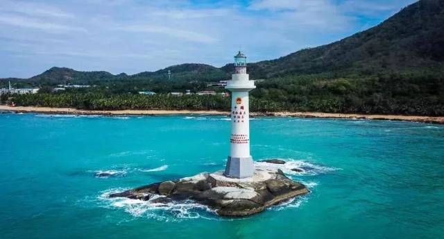 来源/三亚市民游客中心 坐在灯塔下,迎着晨间第一缕阳光,看暖阳从海