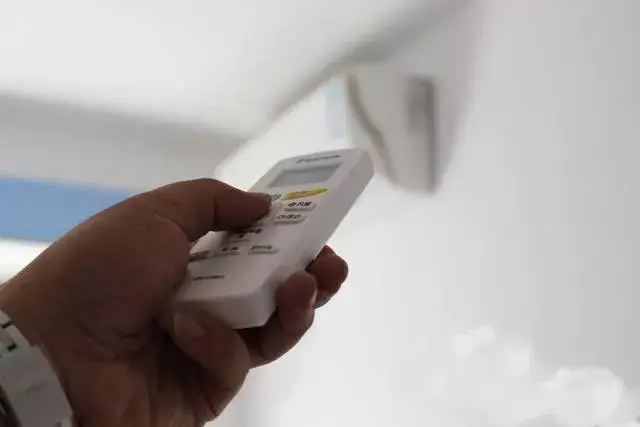 空调随手按 离开家或办公室时,随手按下遥控器关闭空调,谨防空调长