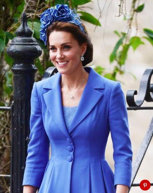 这件catherine walker的外套式洋装在凯特王妃去年出访德国柏林时穿过