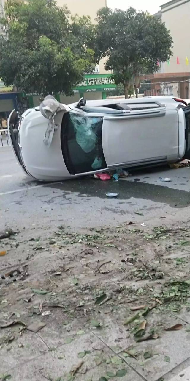 监控:陆川一辆suv撞上树根翻车,玻璃碎裂,气囊弾出