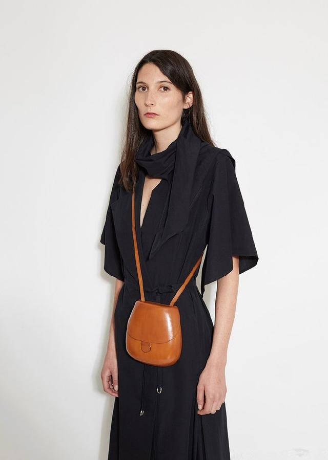 lemaire的马鞍包3分钟即卖空,来自意大利的皮革塑形工艺