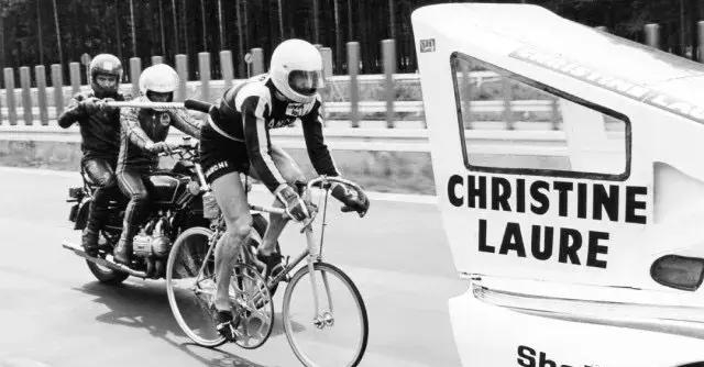 此外bruce原本计划在马路上挑战世界纪录 遗憾的是他在一次训练中发生