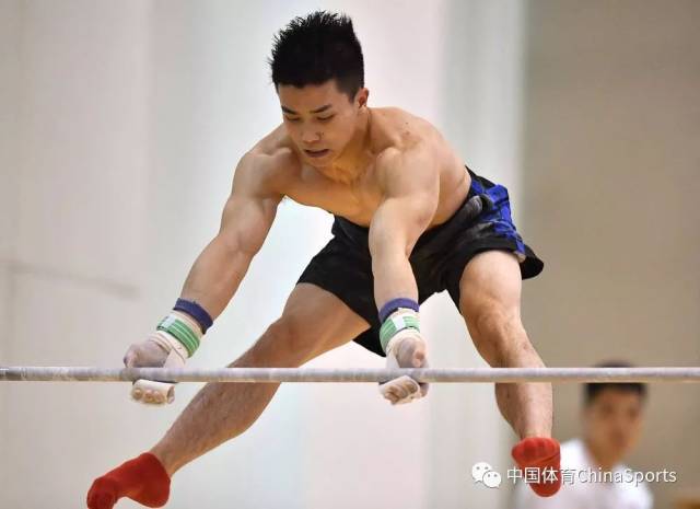 9月18日,中国体操男队队员林超攀在国家体育总局训练局体操馆训练