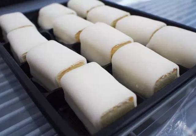 烘焙圈子:网红火的美食"慕斯白玉卷"～～制作慕斯中常见的问题汇总!