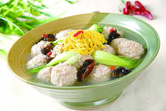 青菜 料酒 生抽 盐 白胡椒 鸡精 香油蛋清 粉丝 冬瓜生汆丸子三鲜汤的