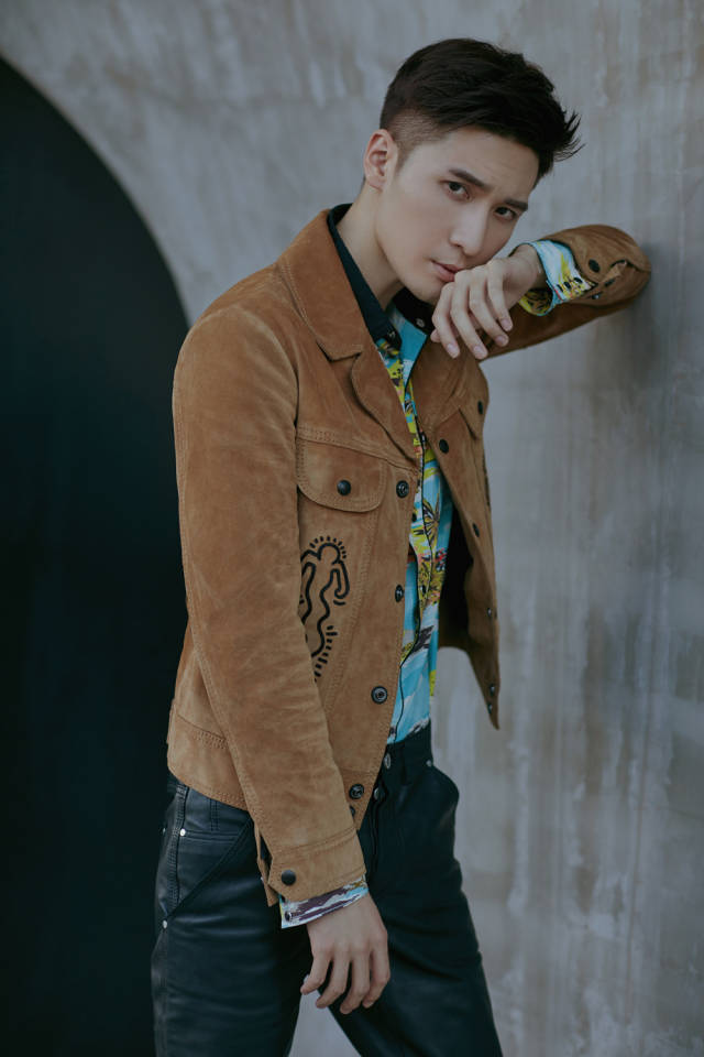 刘海宽曝光最新写真 侧颜深刻定格高级质感