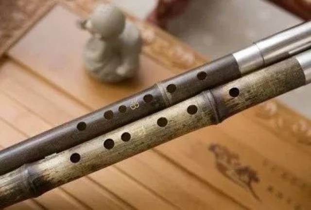 龠(yue),这种乐器现在已很少见到,其管身直通,既没顶也没底,而且演奏