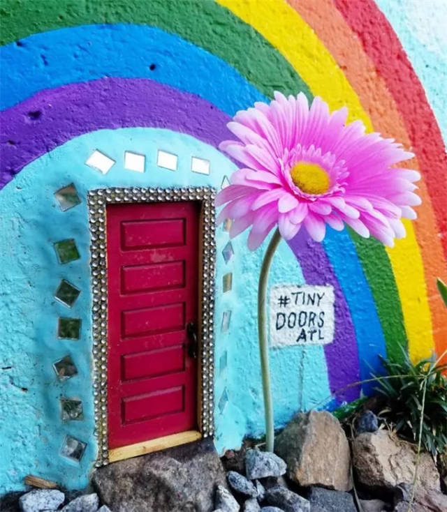 美国女孩在墙上画不现实的门,引得围观者拍手叫好