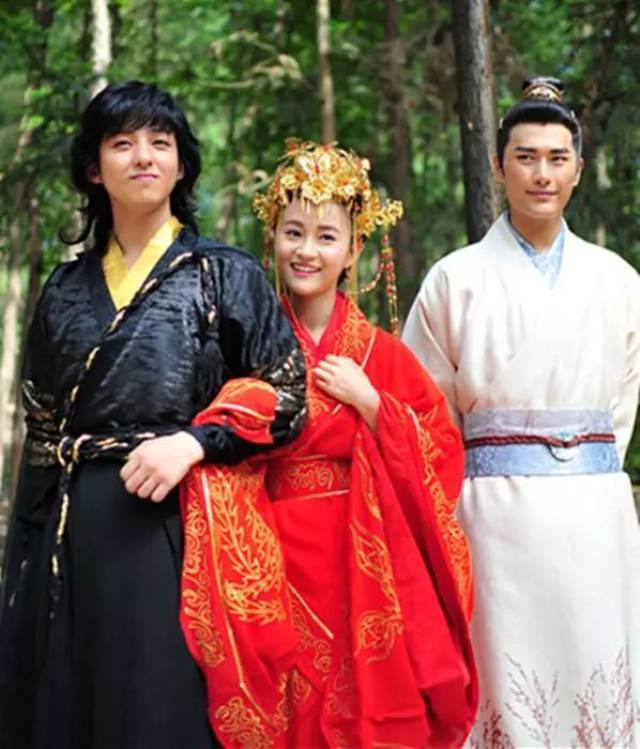 陈昱霖在文章中说,吴秀波曾探班《吉祥天宝》.