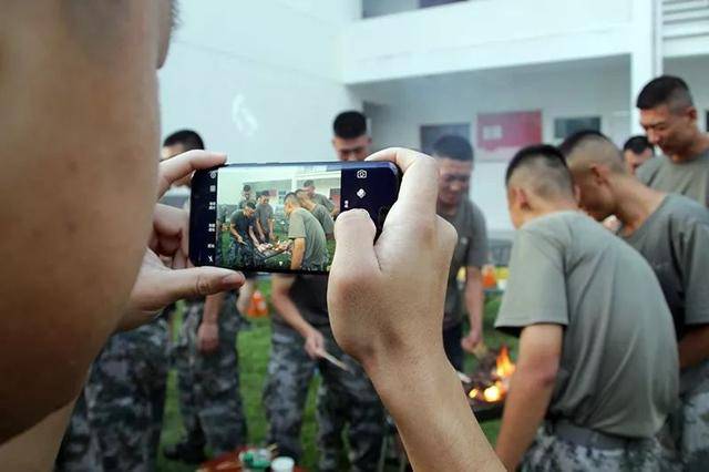 部队里,没有什么是一顿烧烤解决不了的……_手机搜狐网