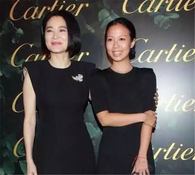 然后张天爱就把林青霞介绍给前夫邢李原认识.