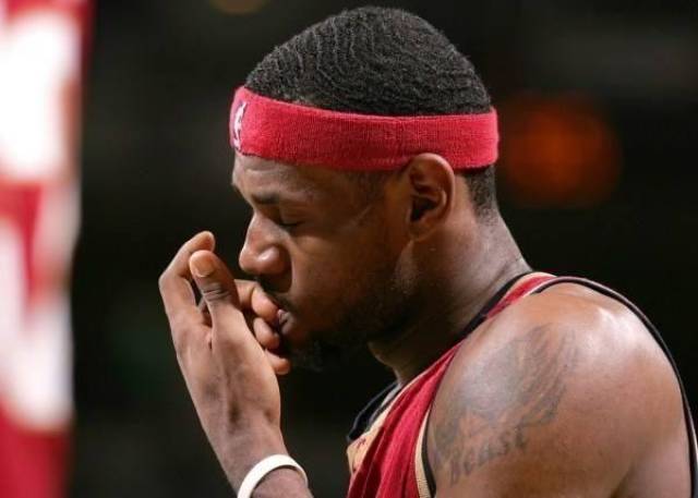 nba球员的小怪癖:保罗把牙套挂耳上,科比咬球衣,詹姆斯啃指甲