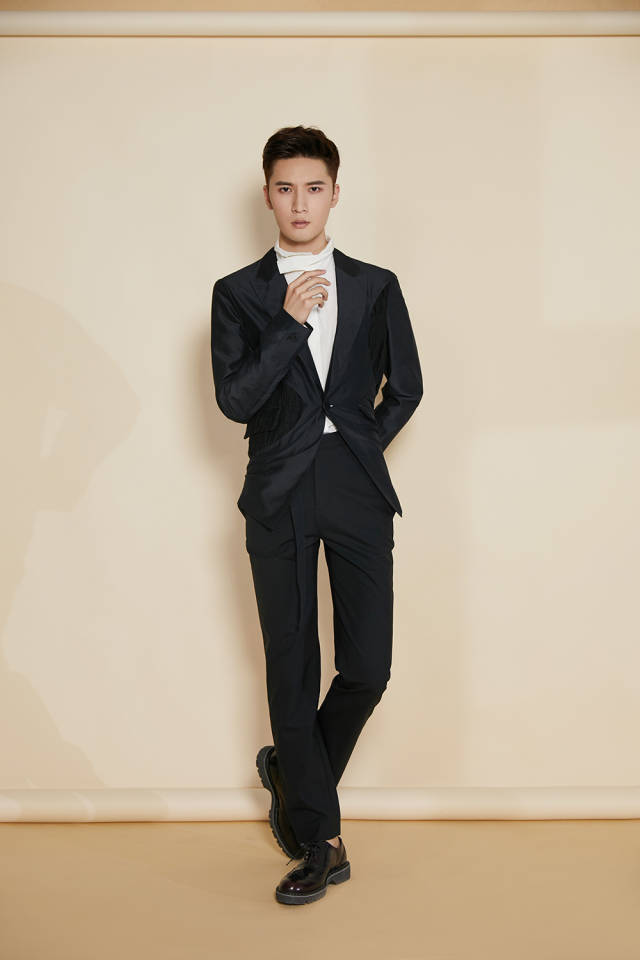 照片中刘海宽身穿纯黑西装,肩背挺拔,五官深邃,眉宇之间尽显优雅成熟