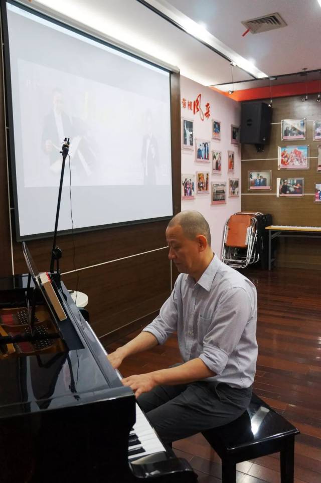 不会看谱,不知道该按哪个琴键……但郝佳老师却告诉我们:弹钢琴其实