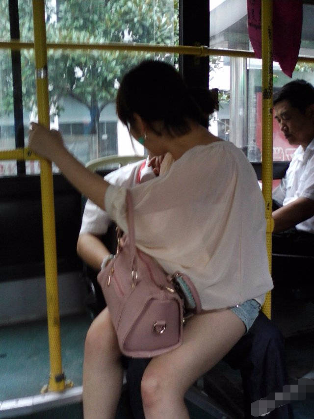 女子上车这样坐公交,一点不顾别人感受,让人敢怒不敢言!