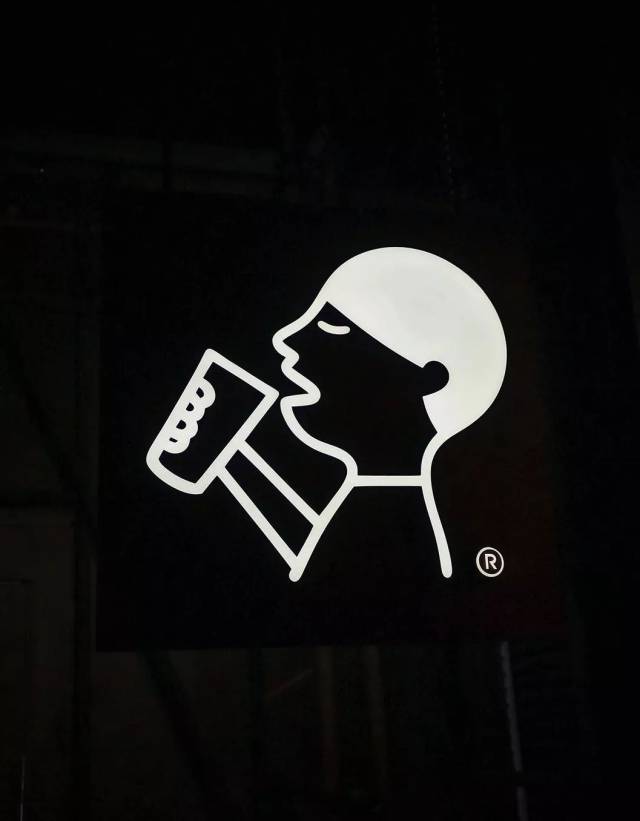 成都喜茶黑金实验室店里的logo