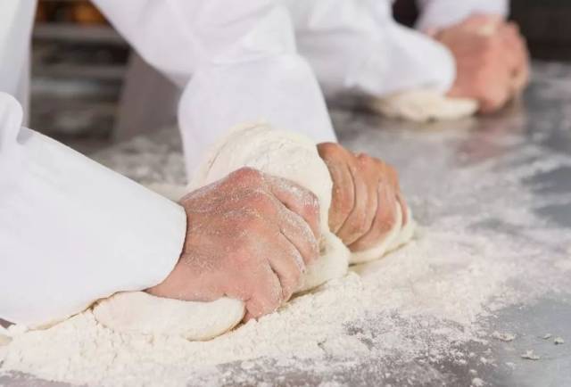 如何把拉面越拉越长,越拉越细?