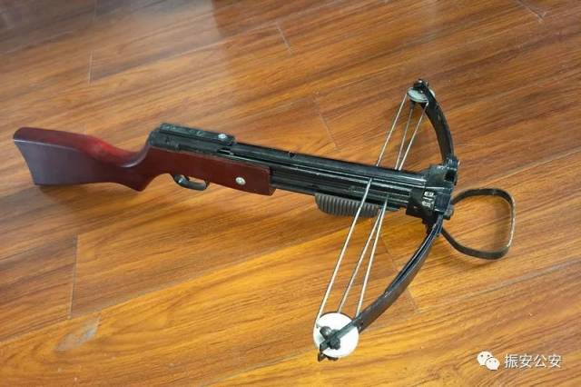 男子见事情败露,便主动交出了车内的一把弩和两袋钢珠.随后