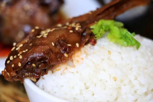 的肉 嗦着啃着却是一番乐趣无穷 胖编超喜欢吃这种用"吸"的干锅鸭头