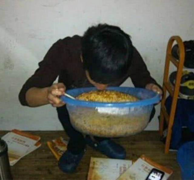 你这是多久没有吃了,直接用盆吃饭