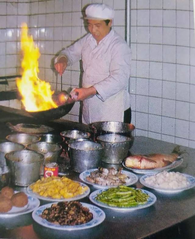 厨师精心烹制菜肴