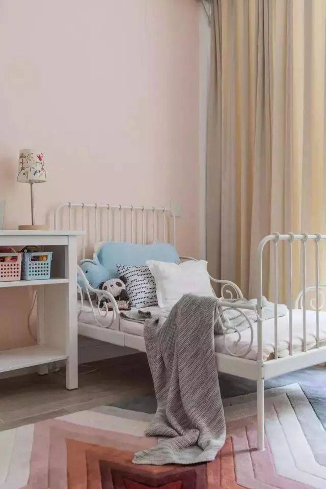 这个180㎡的复式小楼,用一整面墙来看电视!