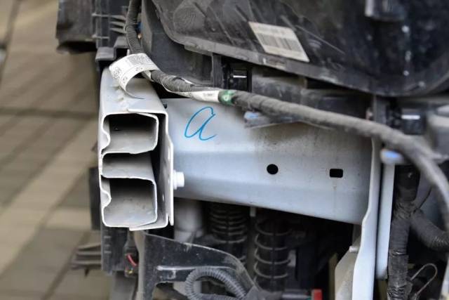 这辆车的前吸能盒几乎呈圆形,相当不错,因为圆形的吸能盒承力更加均匀