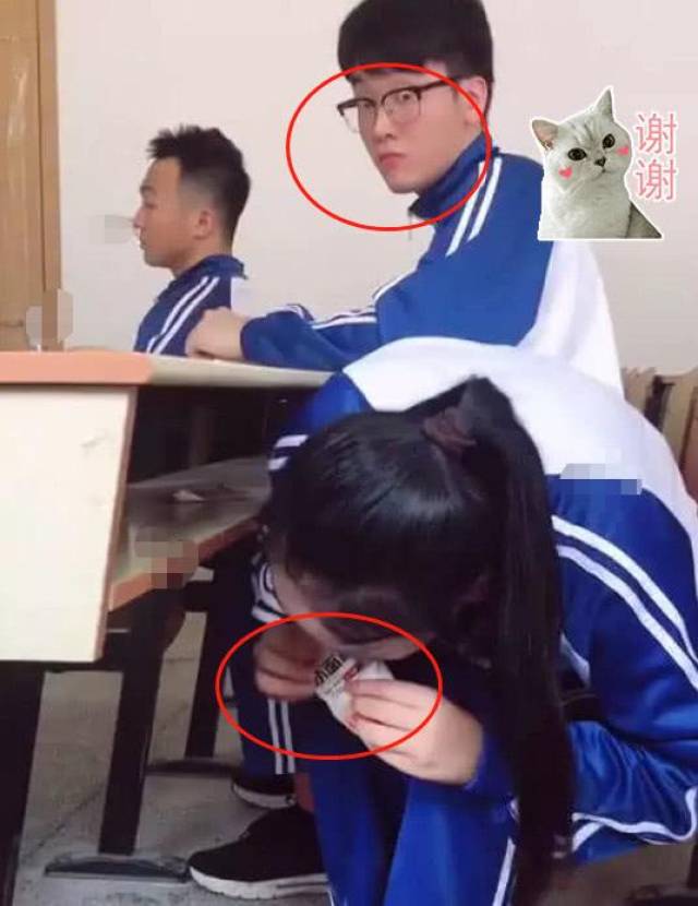 高中妹子上课偷吃零食,同桌无意目睹后,控制不住表情走红!_手机搜狐网