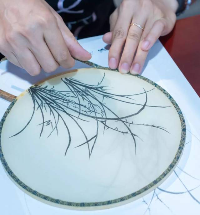 绷完扇面裁掉多余的绢布,然后粘上宋锦包边就完成了.