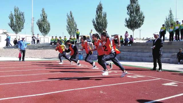 固阳三中: 办好边远地区的 "希望工程"