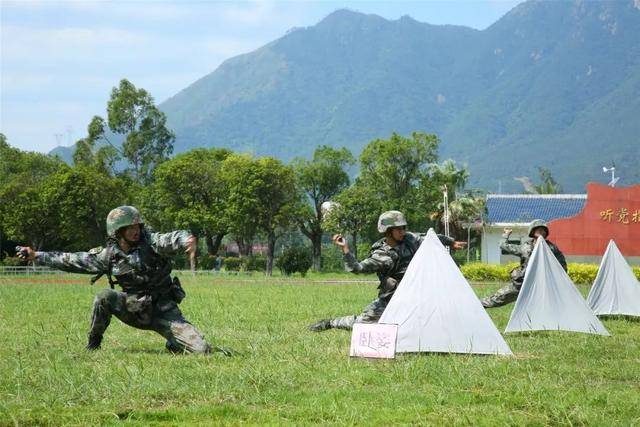 依靠掩体,跪姿投弹.