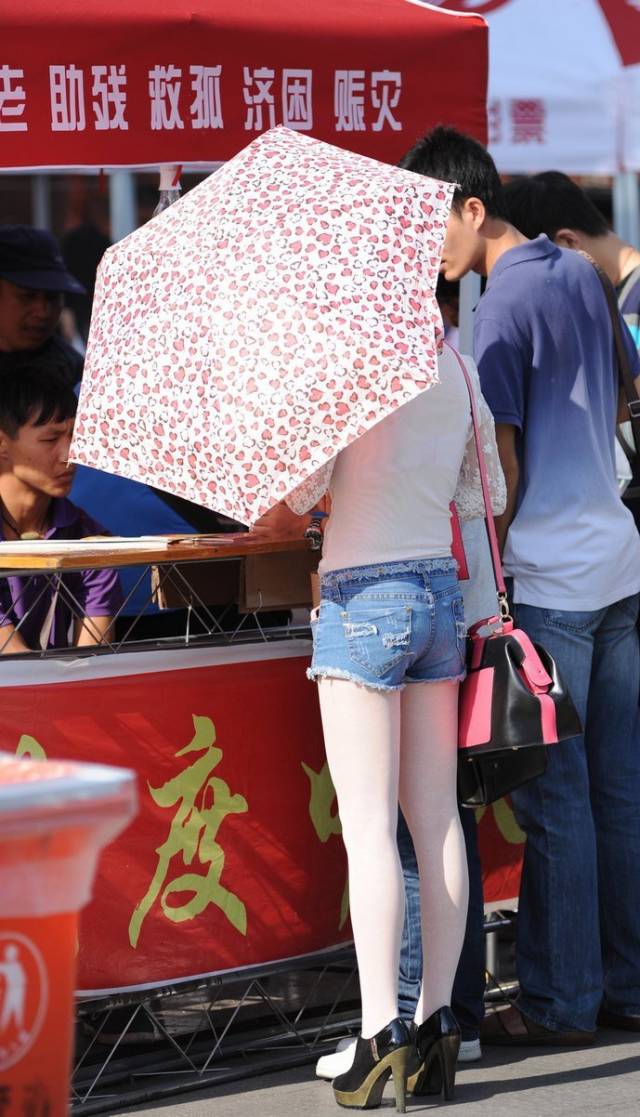 街拍:白色丝袜配牛仔热裤的美女,感觉回到了少女时代