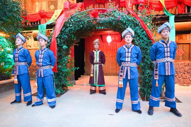 表演以一种轻松幽默,诙谐互动的形式,再现古代壮族婚礼的风俗.