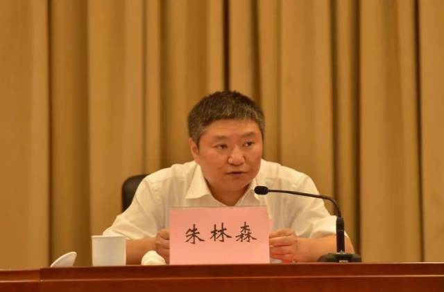 会议由团市委书记林小露主持.