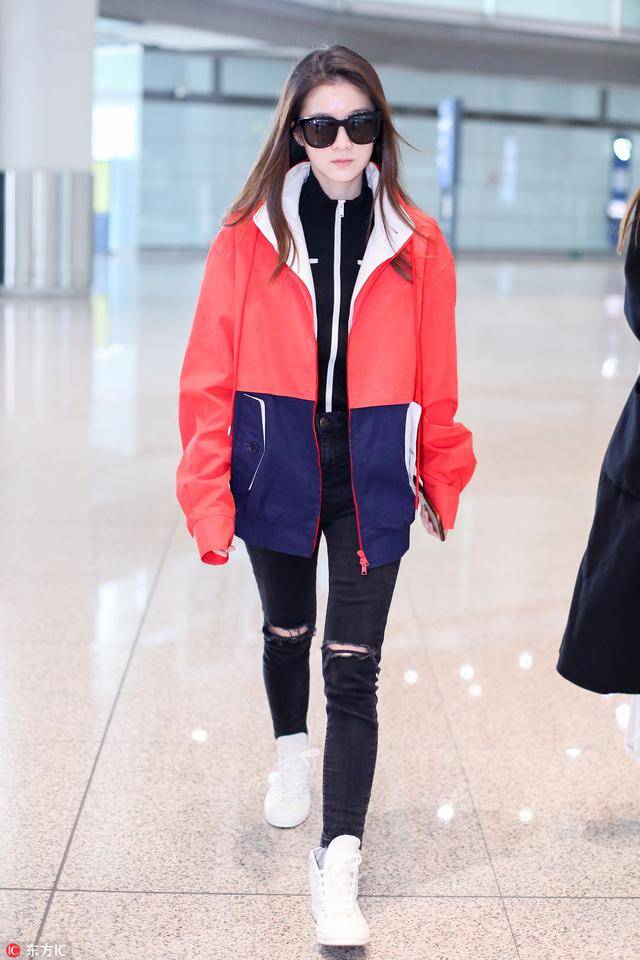 kendall和kaia都选择了简单的拼色防风衣搭配烟灰牛仔裤,时髦的毫不