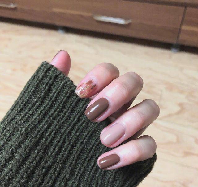 咖啡色美甲,给你的秋天多点温柔