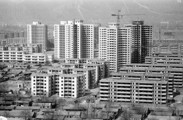 1998 年下半年开始,停止住房实物分配,逐步实行住房分配货币化.