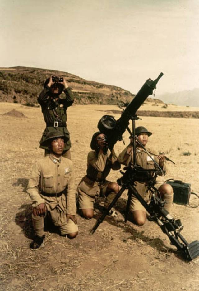 这张照片拍摄于1941年,抗战中的中国士兵正在学习使用高射机枪,以