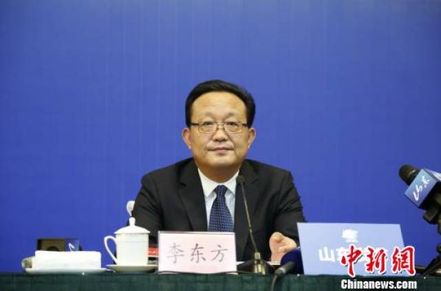 山东省物价局副局长李东方在发布会上介绍该省推进国有景区降价的具体