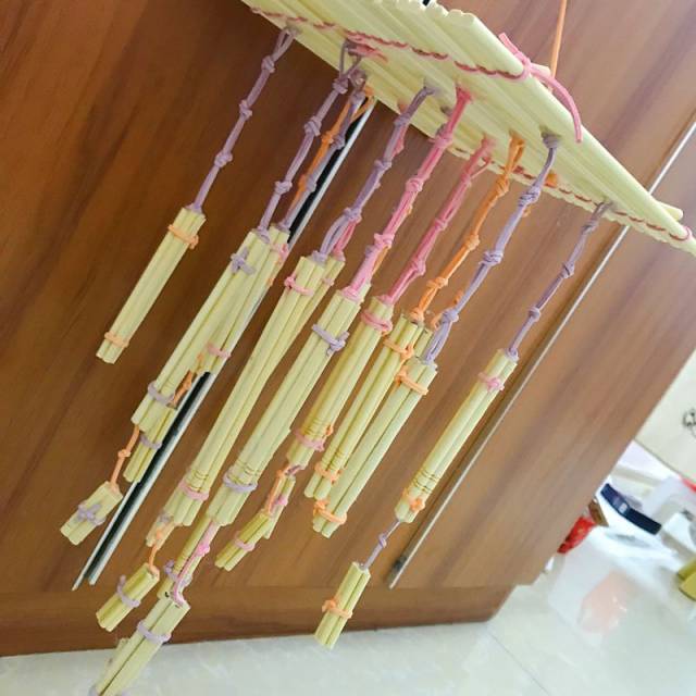 仿佛如《摇曳的精灵》,作品中我使用一次性筷子,绒皮绳制作而成,让